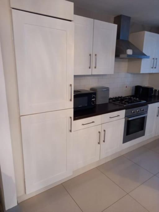 Modern 2-bedroom With Free Parking Apartment